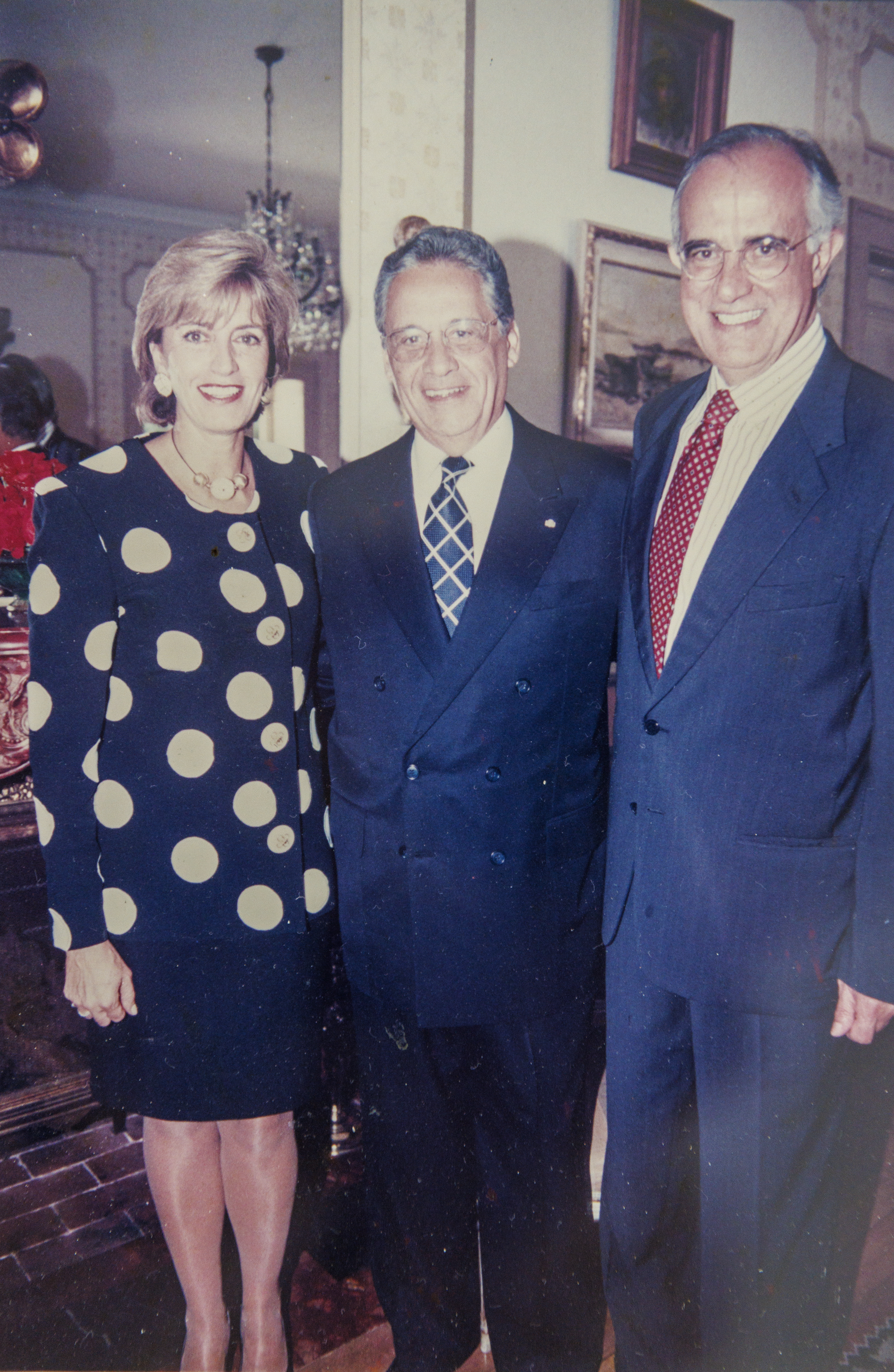 O embaixador brasileiro em Portugal, Synesio Sampaio Goes Filho, posa para foto com o presidente da República, Fernando Henrique Cardoso. O então presidente do Brasil fazia visita oficial à Portugal.